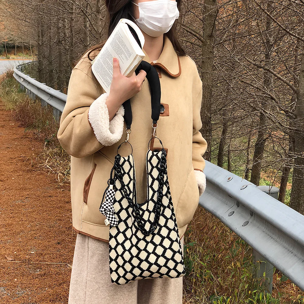 Дизайнерская клетчатая вязаная женская сумка на плечо, ажурная Сумка-тоут для покупок, тканевый Дамский саквояж кросс-боди 
Дизайнерская клетчатая вязаная женская сумка на плечо, ажурная Сумка-тоут для покупок, тканевый Дамский саквояж кросс-боди