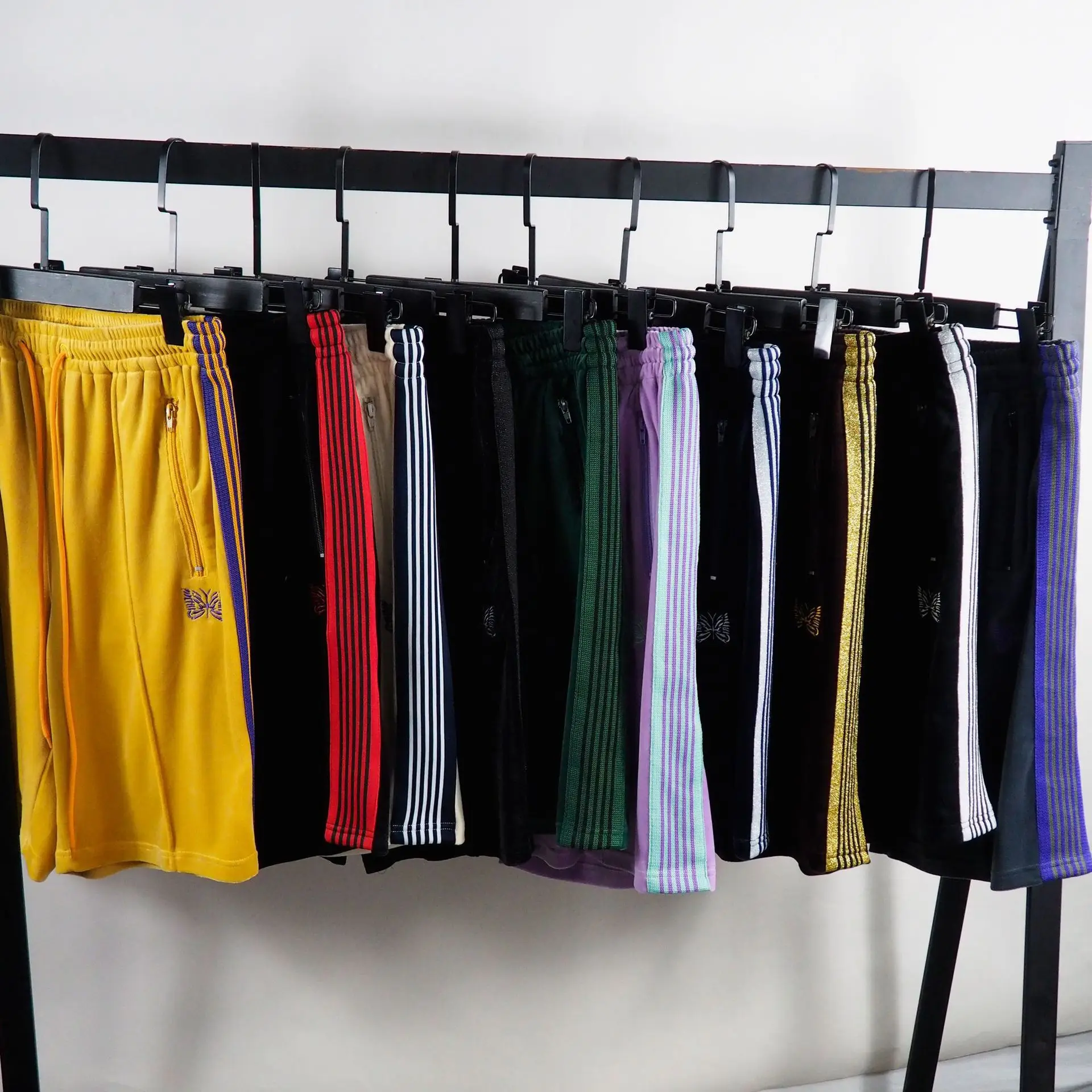 AWGE Needles 1:1 Best-Quality Velvet Shorts Men Women Multicolor Embroidery Butterfly Needles Shorts
AWGE Needles 1:1 Best-Quality Velvet Shorts Men Women Multicolor Embroidery Butterfly Needles Shorts