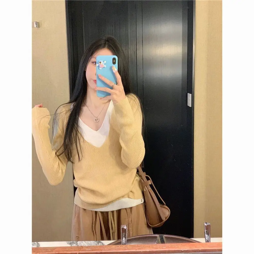 Fake Two Pieces of Stitching Long-sleeved Knitwear Women's Autumn 2023 New Gentle Wind V-neck Design Sense Slim Top
Fake Two Pieces of Stitching Long-sleeved Knitwear Women's Autumn 2023 New Gentle Wind V-neck Design Sense Slim Top