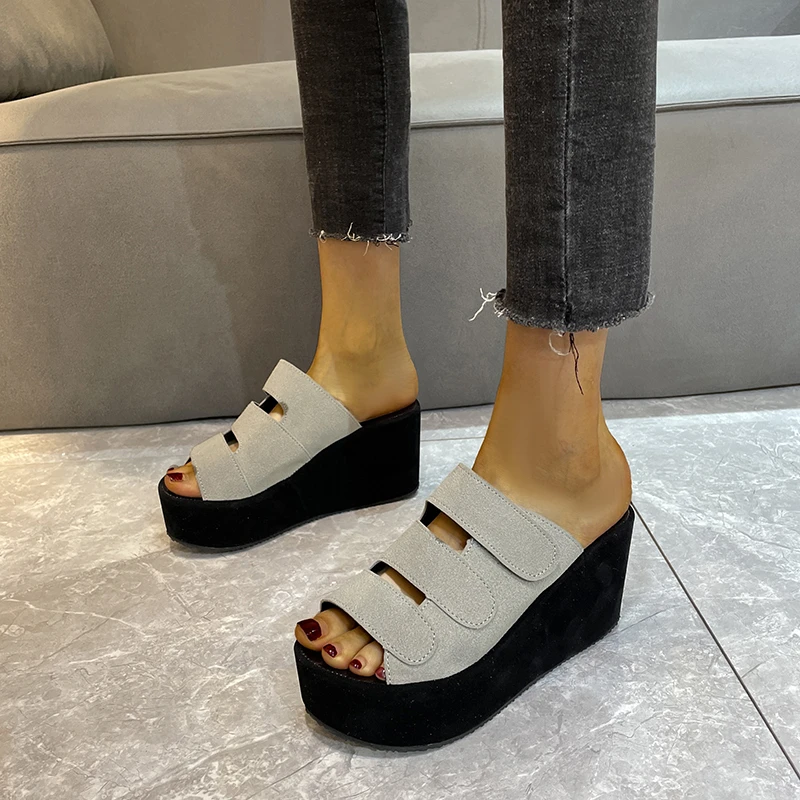 2022 Summer New Sandals and Slippers Ladies Casual Flip Flops Wedge Sandals Thick Bottom Wedge Heel Solid Color Slippers
2022 Summer New Sandals and Slippers Ladies Casual Flip Flops Wedge Sandals Thick Bottom Wedge Heel Solid Color Slippers