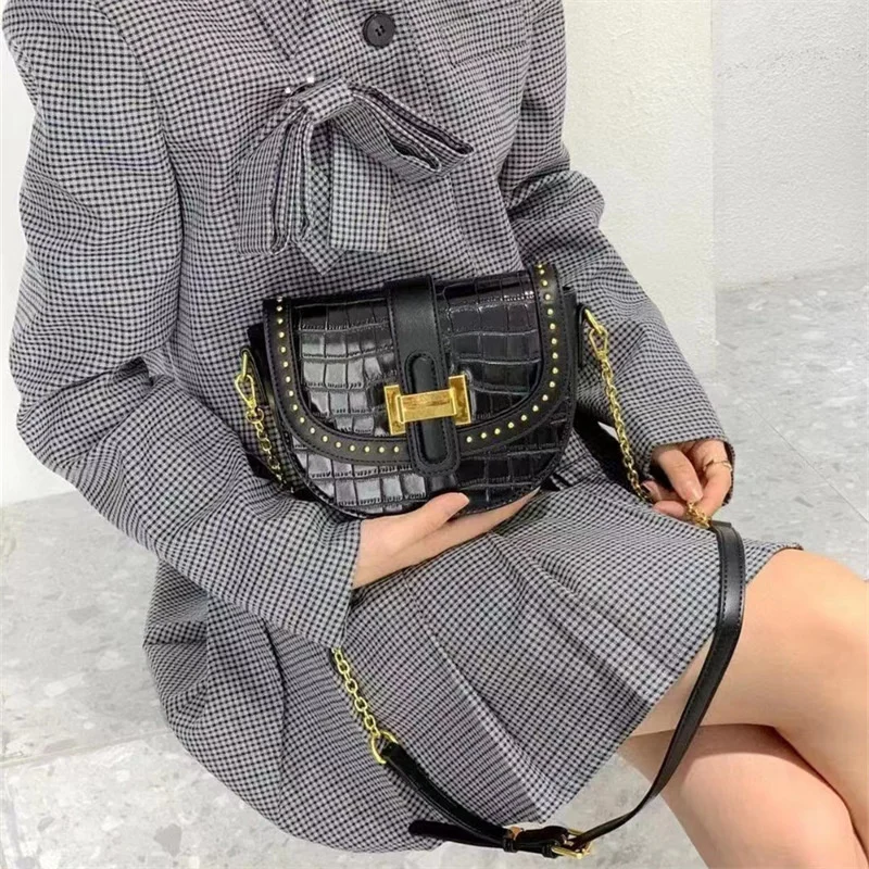 high quality luxury brand Small design stone pattern rivet saddle for female 2023 autumn and winter new high-grade chain one sho
high quality luxury brand Small design stone pattern rivet saddle for female 2023 autumn and winter new high-grade chain one sho