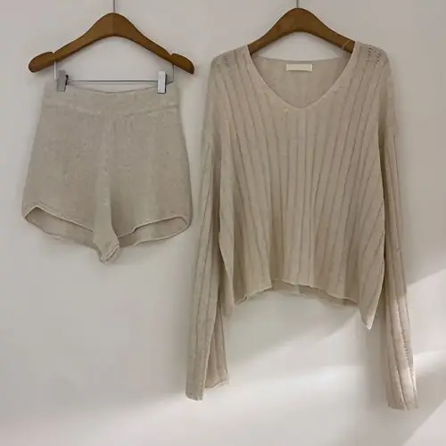 Топ женский трикотажный с длинным рукавом и шорты
Топ женский трикотажный с длинным рукавом и шорты