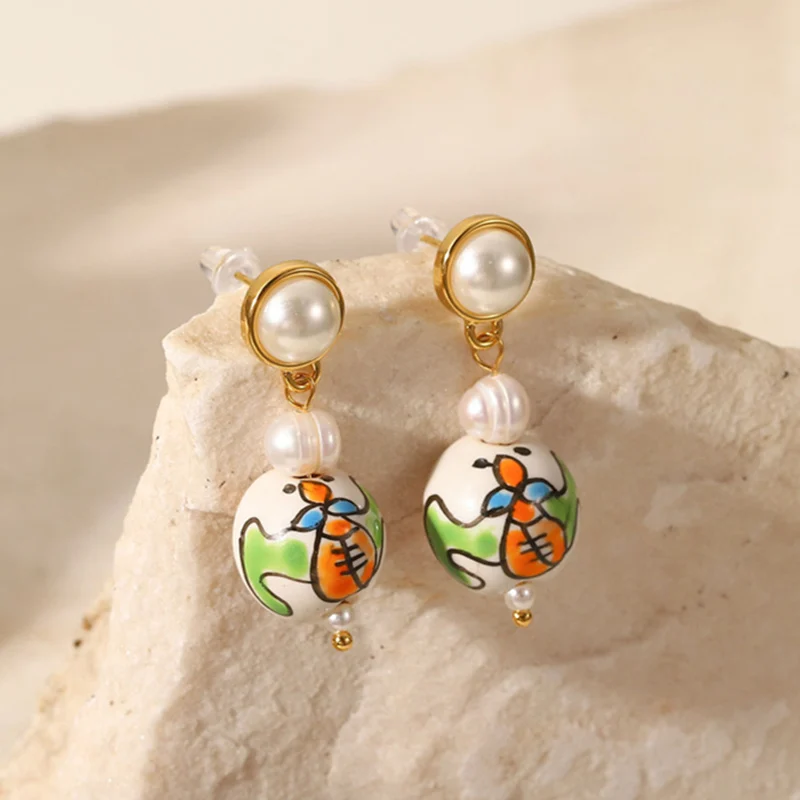 18K Gold Pearl Painted Ceramic Pendant 316L Stainless Steel Stud Earrings Lovely Snowman Women's Parties Jewelry JDE202069
18K Gold Pearl Painted Ceramic Pendant 316L Stainless Steel Stud Earrings Lovely Snowman Women's Parties Jewelry JDE202069