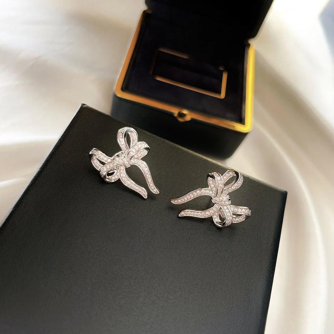 LONDON Luxury Brand Jewelry High Quality 925 Sliver Classic Tilda's Bow Earrings For Women Charming Gift
LONDON Luxury Brand Jewelry High Quality 925 Sliver Classic Tilda's Bow Earrings For Women Charming Gift