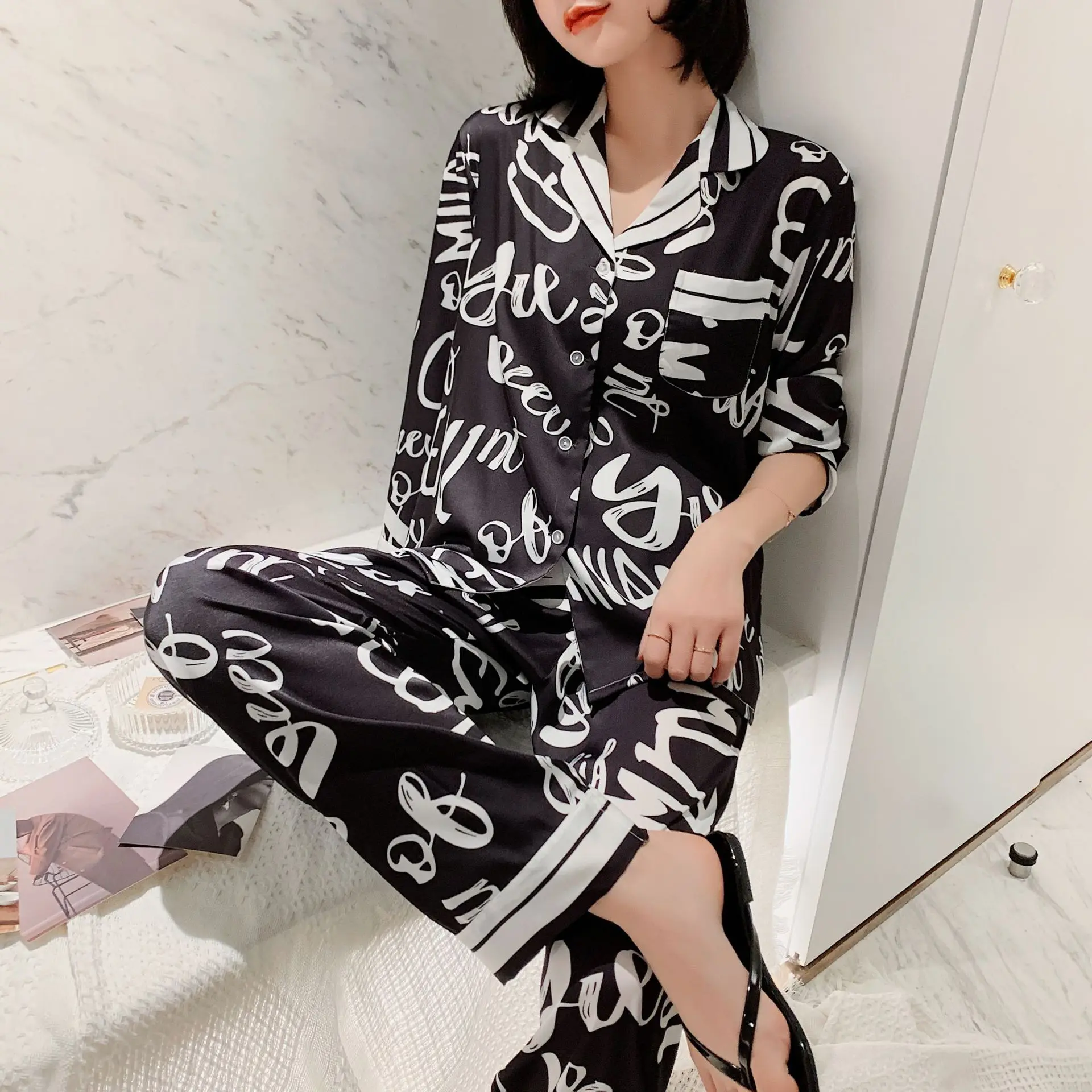 Pajamas Women Summer Thin Section of Ice Silk Long Sleeve Two-piece Suit Fashion Alphabet Printed Home Suit Spring and Autumn
Pajamas Women Summer Thin Section of Ice Silk Long Sleeve Two-piece Suit Fashion Alphabet Printed Home Suit Spring and Autumn