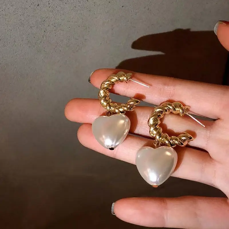 2022 Korean New Exquisite Love Heart Pearl Pendant Earrings Fashion Temperament Earrings Women's Jewelry
2022 Korean New Exquisite Love Heart Pearl Pendant Earrings Fashion Temperament Earrings Women's Jewelry