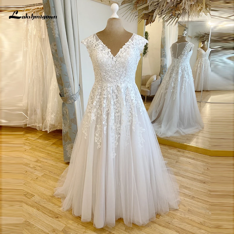 Boho A-Line Wedding Dress For Women 2023 Bride V-neck Sexy Back Illusion Button Short Cap Sleeve Lace Appliques Tulle Sweep robe
Boho A-Line Wedding Dress For Women 2023 Bride V-neck Sexy Back Illusion Button Short Cap Sleeve Lace Appliques Tulle Sweep robe