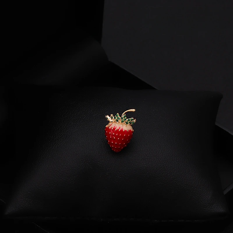 

Strawberry Brooch Cute Cartoon Fruit Hand-Painted Enamel Pin Women's Small Neckline Collar Buckle Ornament Corsage Jewelry 6063
