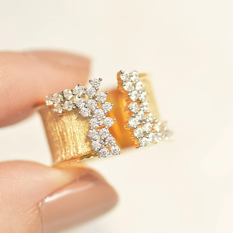 UILZ Luxury Female White Zircon Stone Ring Gold Color Big Engagement Ring Charm Crystal Round Wedding Rings for Women
UILZ Luxury Female White Zircon Stone Ring Gold Color Big Engagement Ring Charm Crystal Round Wedding Rings for Women