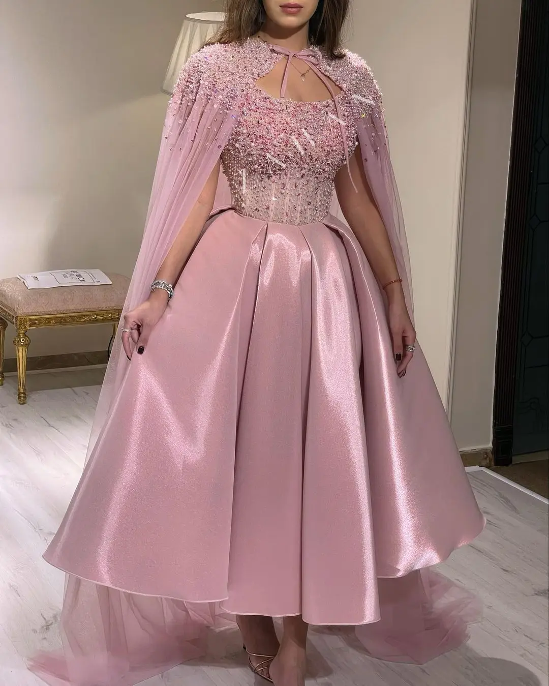 Luxury Beads Satin Prom Dresses For Dubai Women 2023 A-Line With Cape Glitter Formal Occasion Dresses Party Gown Vestidos De
Luxury Beads Satin Prom Dresses For Dubai Women 2023 A-Line With Cape Glitter Formal Occasion Dresses Party Gown Vestidos De