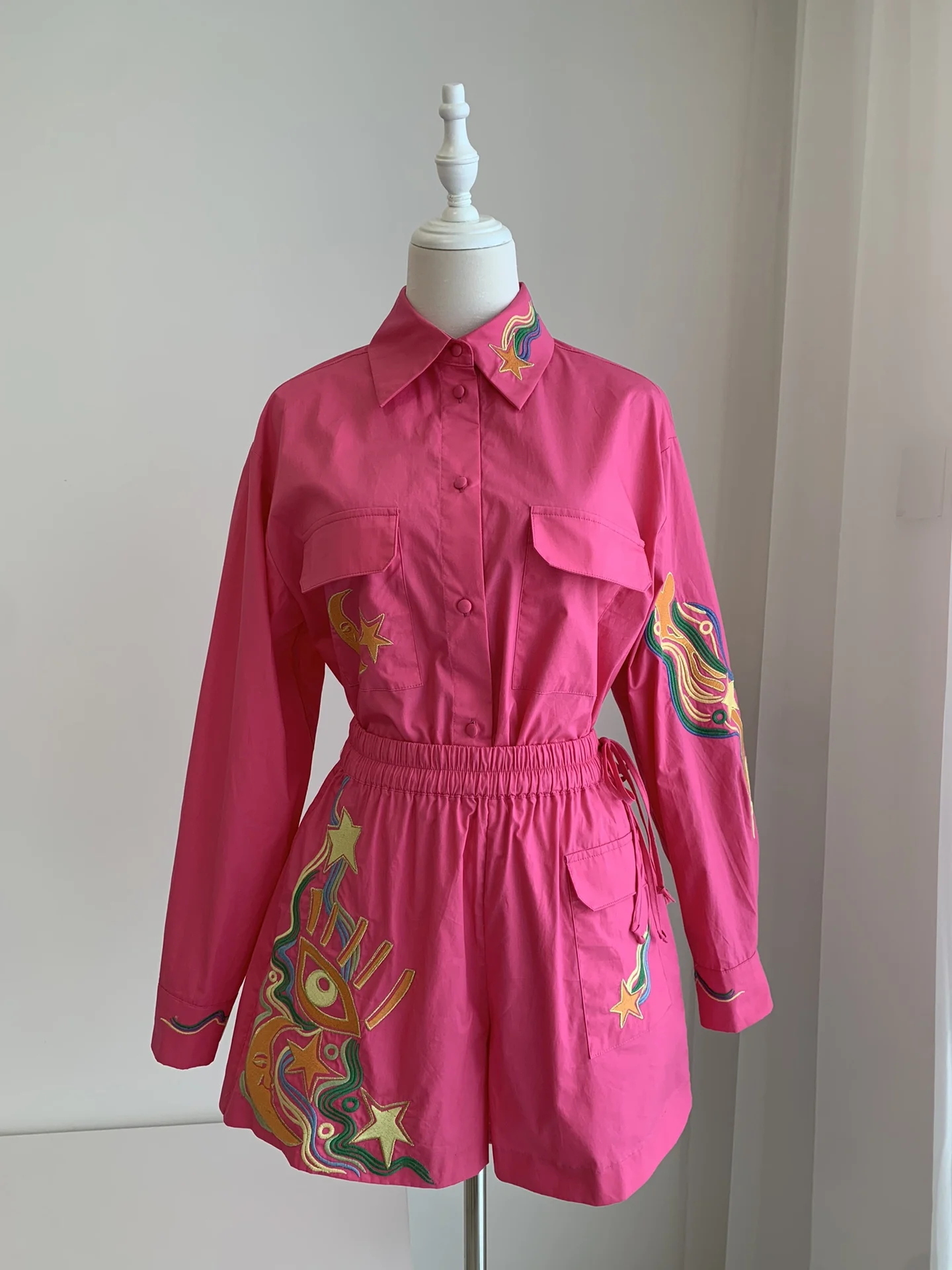 Women Moon Star Embroidery Double Pockets Single Breasted Shirt Or High Elastic Waist Shorts
Women Moon Star Embroidery Double Pockets Single Breasted Shirt Or High Elastic Waist Shorts