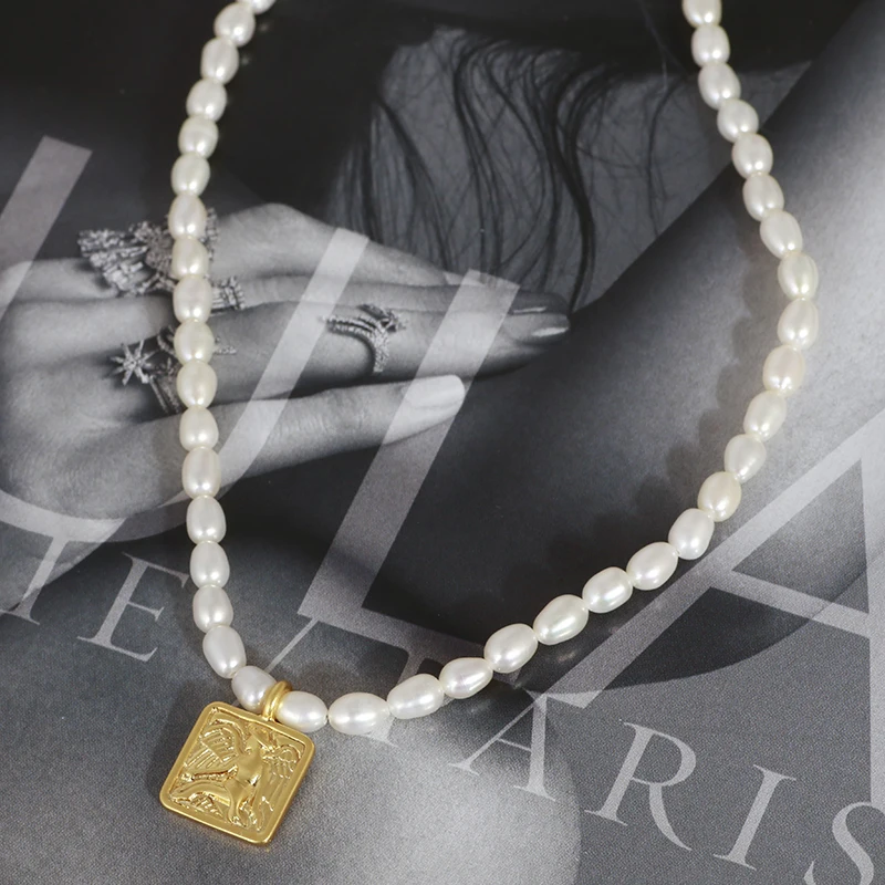 Pearl chain retro style Eros Cupid cherub embossed square gold coin pendant necklace
Pearl chain retro style Eros Cupid cherub embossed square gold coin pendant necklace