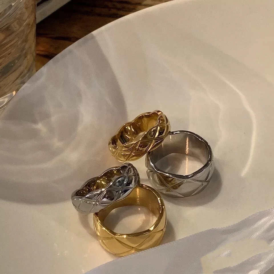 Европейская и американская индивидуальность сетевое красное ретро кольцо Lingge с маленьким ароматом 18k золотой плакированный Coco простое выс...
Европейская и американская индивидуальность сетевое красное ретро кольцо Lingge с маленьким ароматом 18k золотой плакированный Coco простое выс...