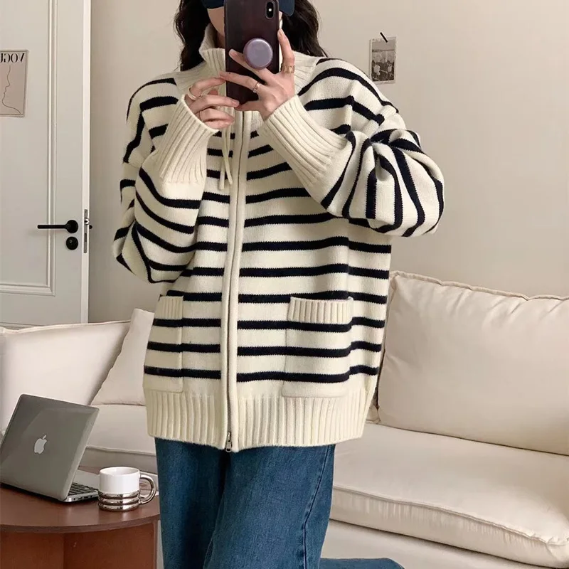 Zipper color-block stripe soft glutinous knit cardigan autumn and winter new double pocket sweater jacket women
Zipper color-block stripe soft glutinous knit cardigan autumn and winter new double pocket sweater jacket women