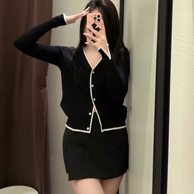 Женский трикотажный кардиган с V-образным вырезом и длинными рукавами
Женский трикотажный кардиган с V-образным вырезом и длинными рукавами