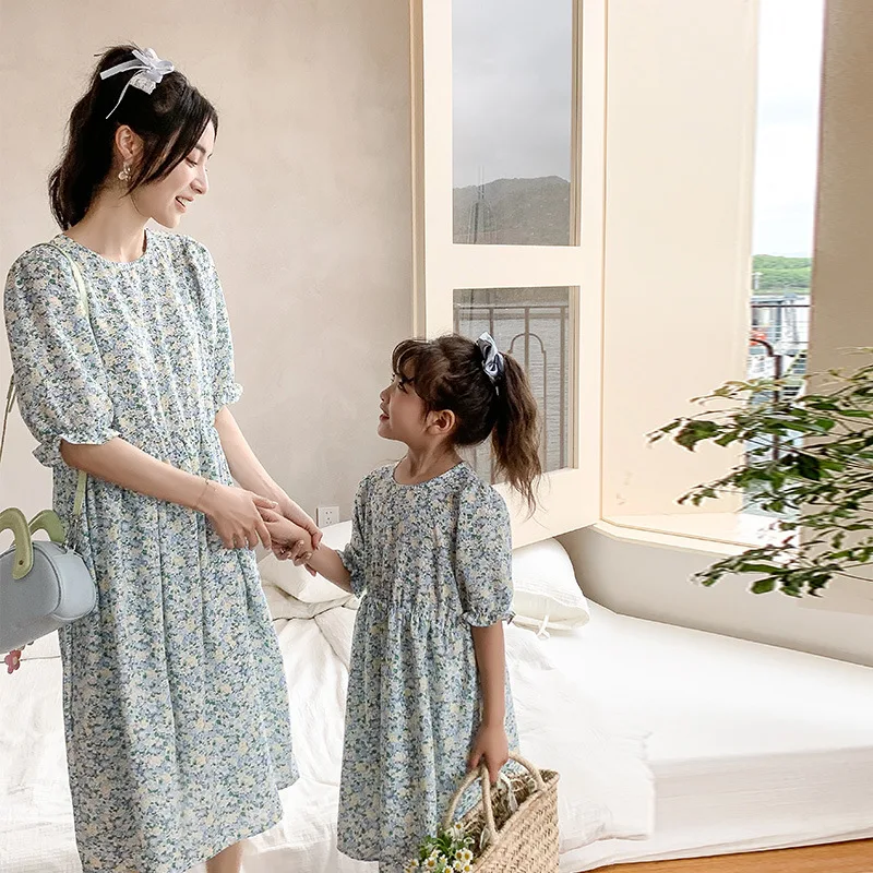 Summer Mom and Daughter Matching Dress with Floral Print 2023 Elegant Mother Baby Girl Short Sleeve Dresses Mummy and Me Clothes
Summer Mom and Daughter Matching Dress with Floral Print 2023 Elegant Mother Baby Girl Short Sleeve Dresses Mummy and Me Clothes