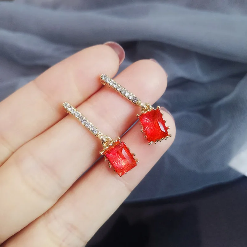 Новые корейские Квадратные подвесные серьги для женщин, красные геометрические висячие серьги Стразы, модные украшения для ушей, серьги
Новые корейские Квадратные подвесные серьги для женщин, красные геометрические висячие серьги Стразы, модные украшения для ушей, серьги