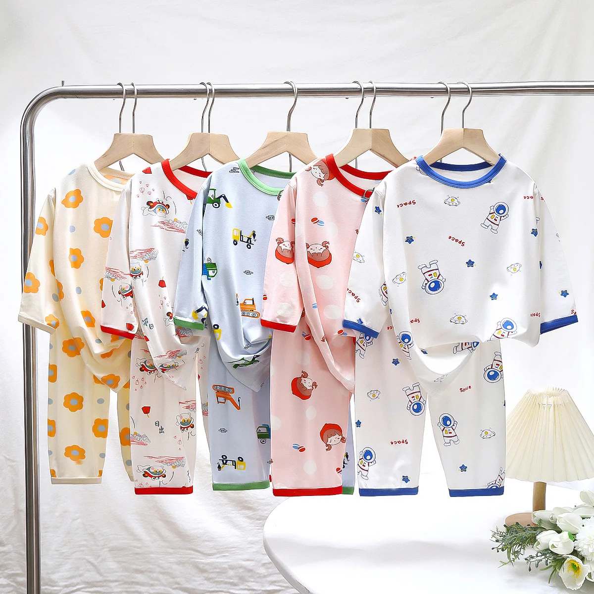 Children's home clothes set summer boy and girl cropped sleeve baby pajamas 2-piece set.
Children's home clothes set summer boy and girl cropped sleeve baby pajamas 2-piece set.