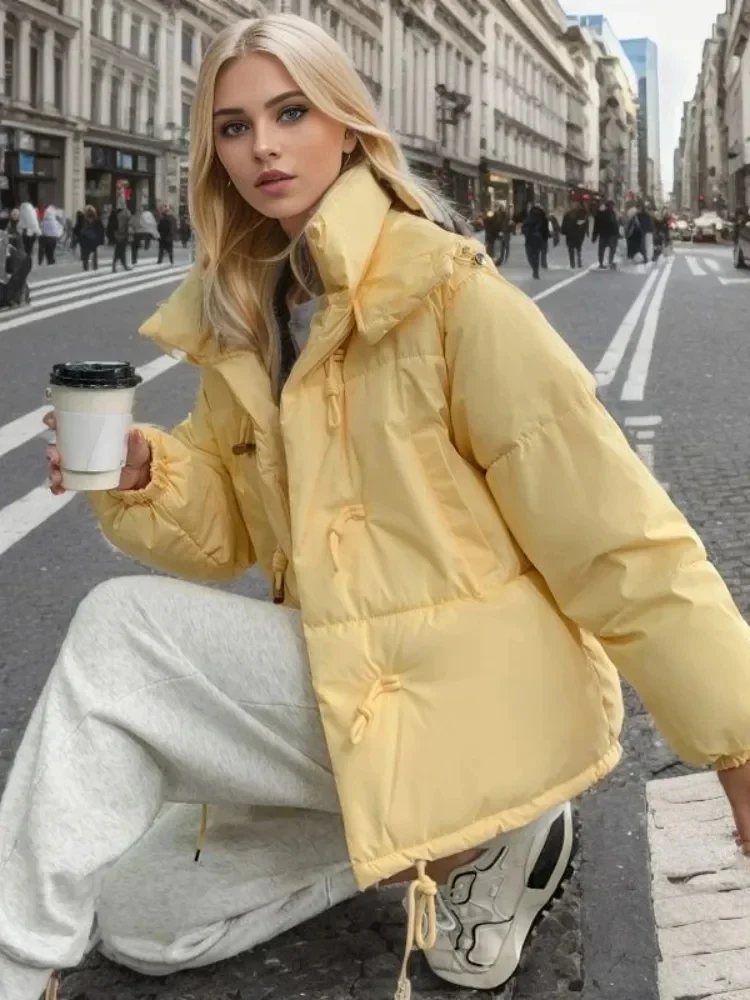 Women Jacket Fashion Horn Button Long Sleeved Warm Puffer Jacket Hooded Winter Parkas Cotton Clothes Thick Snow
Women Jacket Fashion Horn Button Long Sleeved Warm Puffer Jacket Hooded Winter Parkas Cotton Clothes Thick Snow