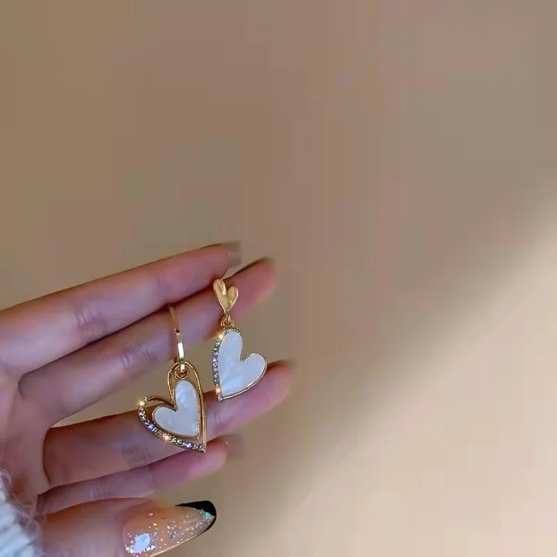 New Diamond-inlaid Asymmetrical Love Fashion Temperament Earrings For Women Korean Fashion Earring Birthday Party Jewelry Gifts
New Diamond-inlaid Asymmetrical Love Fashion Temperament Earrings For Women Korean Fashion Earring Birthday Party Jewelry Gifts