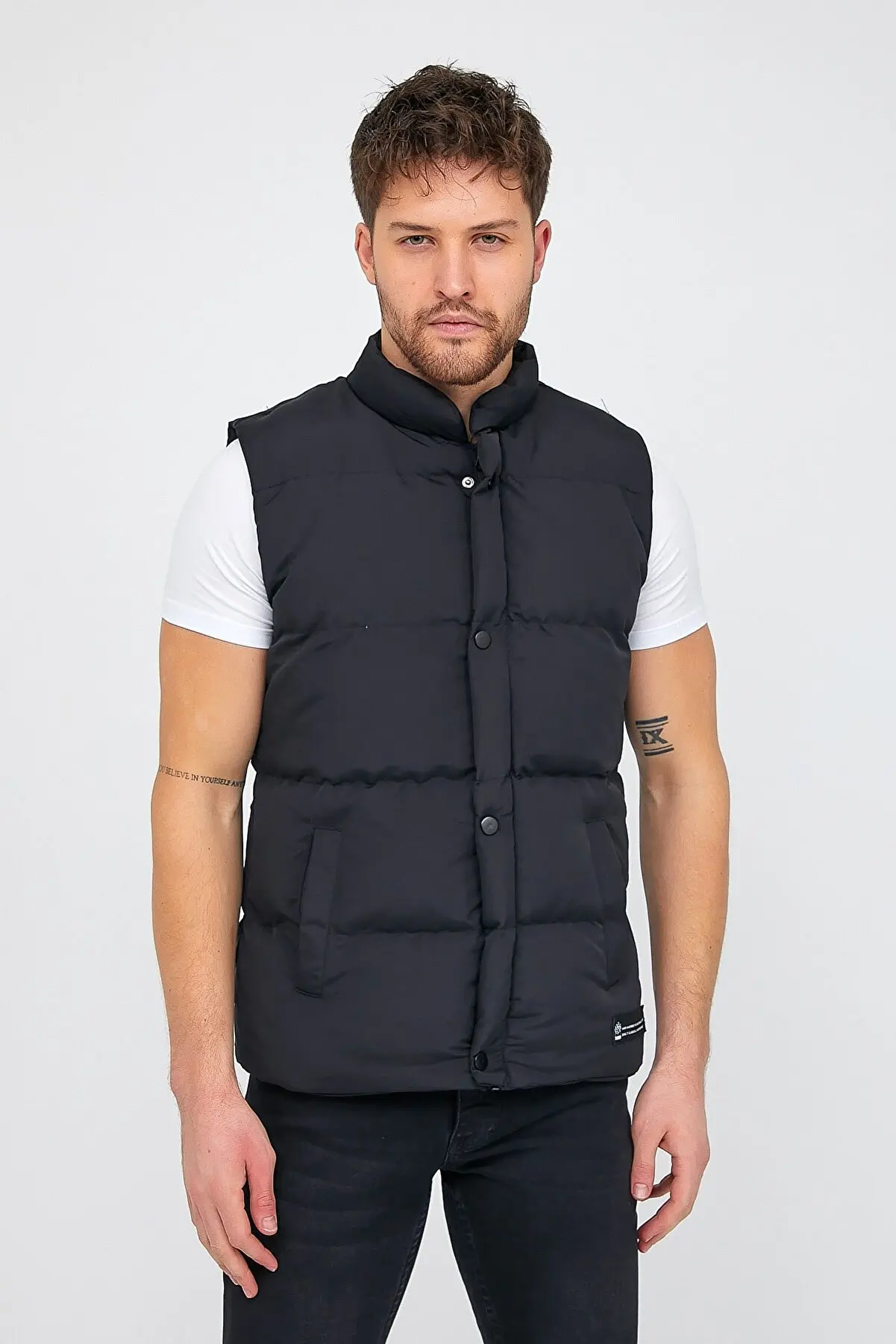 Men's black dominant collar zipper and snap closure with a narrow mold polyester swelling vest Jacket coat 129498627
Men's black dominant collar zipper and snap closure with a narrow mold polyester swelling vest Jacket coat 129498627