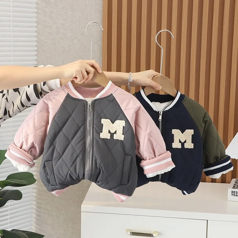 2023 New Kids' Clothing Boys' Girls' Letter Baseball Jacket Autumn Winter Kids' College Style Cotton Thickened Jacket
2023 New Kids' Clothing Boys' Girls' Letter Baseball Jacket Autumn Winter Kids' College Style Cotton Thickened Jacket