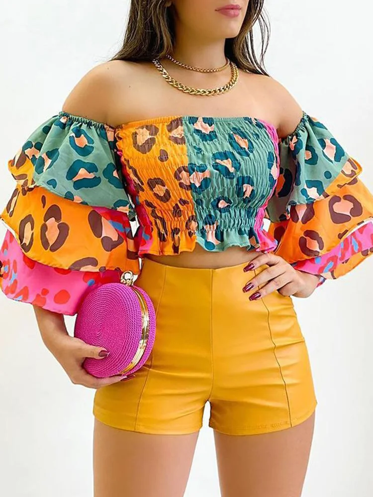 Комплект из кроп-топа и шорт с леопардовым принтом
Комплект из кроп-топа и шорт с леопардовым принтом