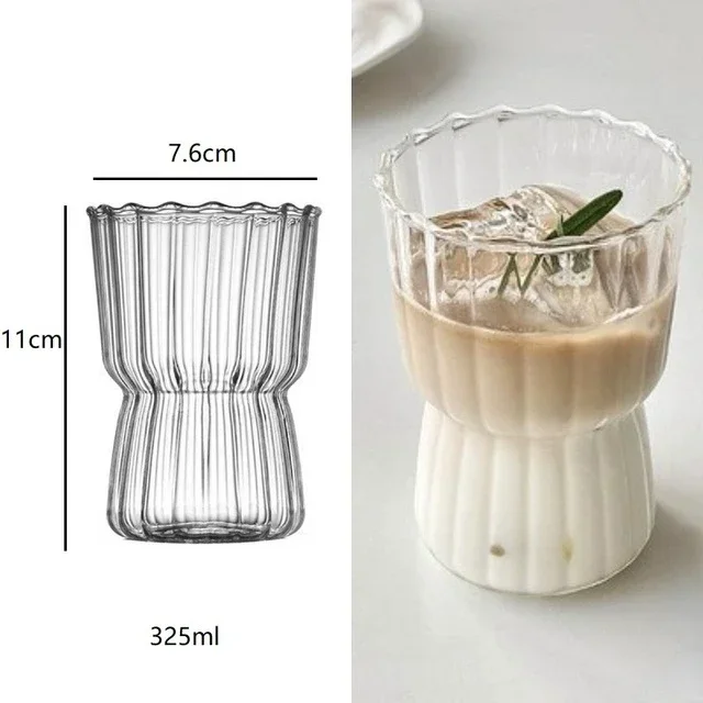 Прозрачные стеклянные кружки в полоску
Прозрачные стеклянные кружки в полоску