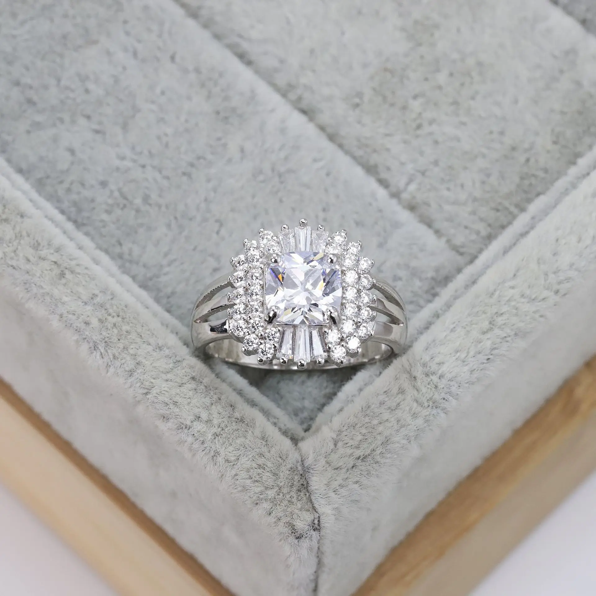 Hot selling S925 sterling silver square zircon diamond ring European and American fashion trend men and women rings
Hot selling S925 sterling silver square zircon diamond ring European and American fashion trend men and women rings
