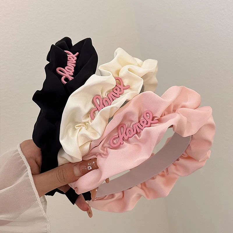 Y2K Letter Silk Satin Top Hairband for Women Girls Fashion Pink Black Wrinkle Wide Headband Hair Hoop Hair Accessories Headwear
Y2K Letter Silk Satin Top Hairband for Women Girls Fashion Pink Black Wrinkle Wide Headband Hair Hoop Hair Accessories Headwear