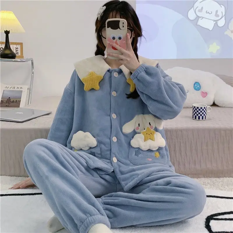 Кавайная Пижама Sanriod из аниме-хобби Cinnamoroll из кораллового флиса для женщин, утепленная и мягкая, можно носить на улице, на домашней одежде
Кавайная Пижама Sanriod из аниме-хобби Cinnamoroll из кораллового флиса для женщин, утепленная и мягкая, можно носить на улице, на домашней одежде