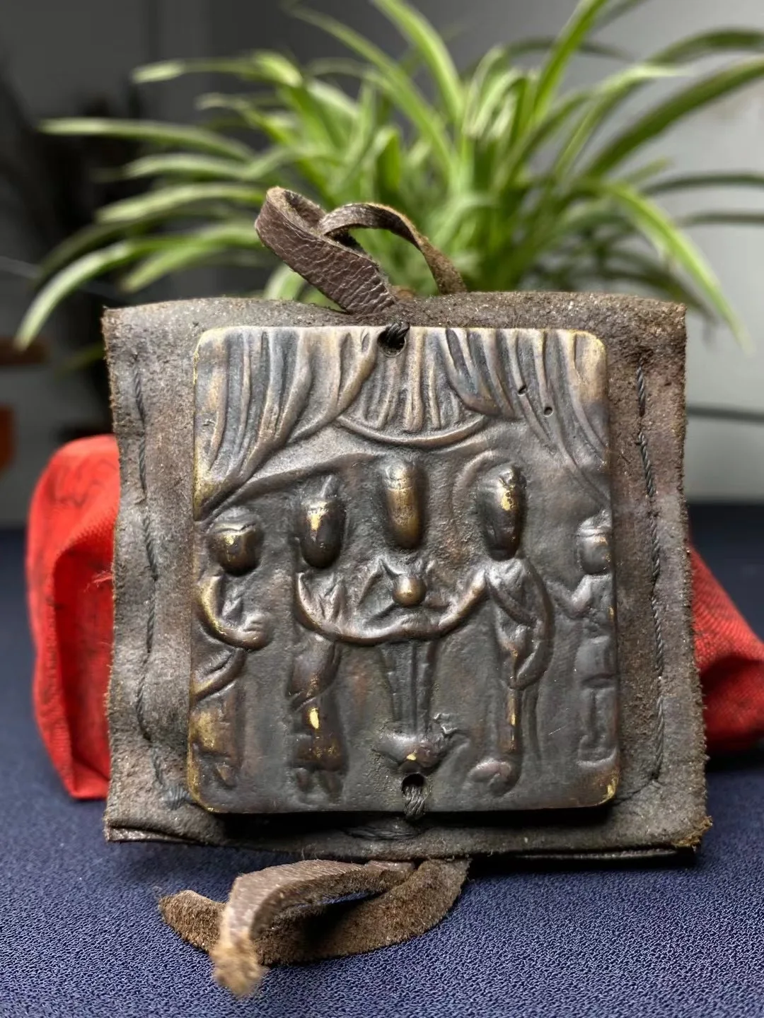 4" Tibetan Temple Collection Old Bronze Natural cowhide Thousands of Buddha worship Buddha card Pendant Amulet Dharma Exorcism
4" Tibetan Temple Collection Old Bronze Natural cowhide Thousands of Buddha worship Buddha card Pendant Amulet Dharma Exorcism