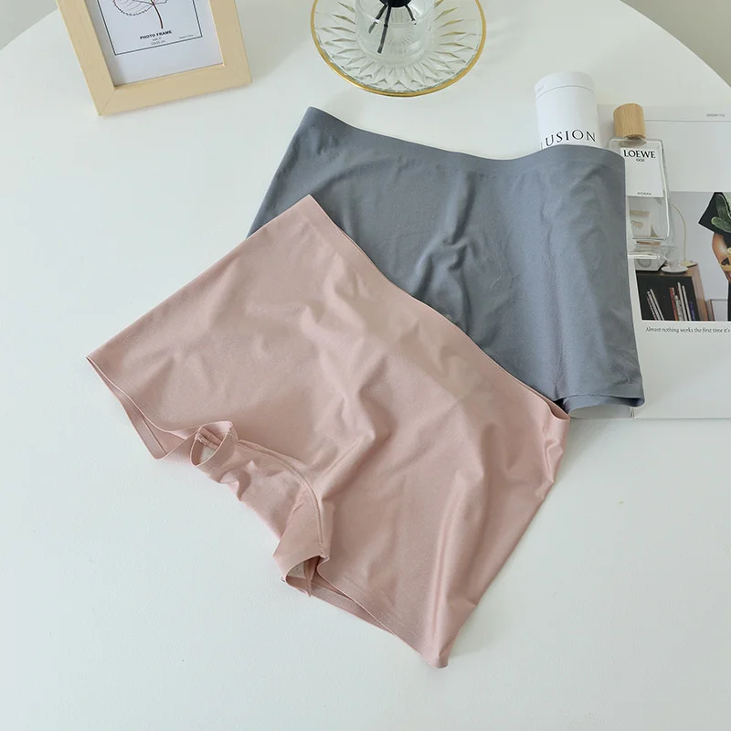 Summer Ice Silk Women's Shorts Underwear Solid Seamless Panties Mid Waist Breathable Crotch Cotton Safety Pants Female Lingerie
Summer Ice Silk Women's Shorts Underwear Solid Seamless Panties Mid Waist Breathable Crotch Cotton Safety Pants Female Lingerie