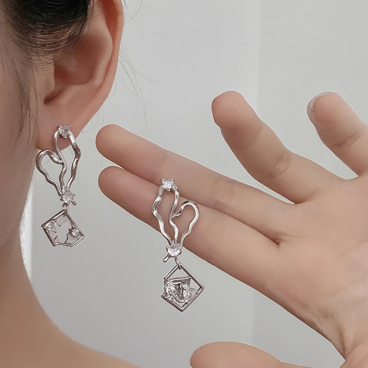 New Sweet Cool Irregular Earring Love Heart Rhinestone Earrings For Women Design Senior Sense Of Personality Earring Jewelry
New Sweet Cool Irregular Earring Love Heart Rhinestone Earrings For Women Design Senior Sense Of Personality Earring Jewelry