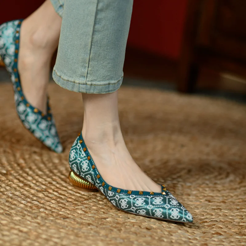 French Retro Women's Shoes 2022 Spring Summer Pointed Rivets Fashion Shoes Niche Shallow Mouth Personalized Shoes Femme Zapatos
French Retro Women's Shoes 2022 Spring Summer Pointed Rivets Fashion Shoes Niche Shallow Mouth Personalized Shoes Femme Zapatos