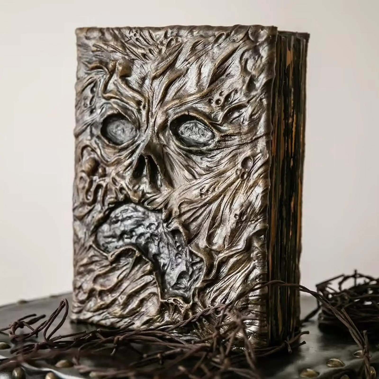 Necronomicon, демон, зло, мертвец, реквизит, книга из фильма ужасов, реквизит, Волшебная книга, реквизит, украшение для вечевечерние НКИ на Хэллоуин
Necronomicon, демон, зло, мертвец, реквизит, книга из фильма ужасов, реквизит, Волшебная книга, реквизит, украшение для вечевечерние НКИ на Хэллоуин