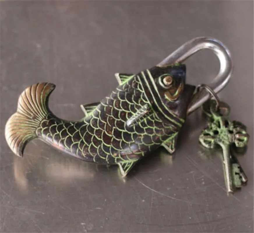 YM Copper statue Chinese Antique Bronze Made Available Lifelike Animal Fish Shape Lock And Key Old Copper Lock Statue
YM Copper statue Chinese Antique Bronze Made Available Lifelike Animal Fish Shape Lock And Key Old Copper Lock Statue