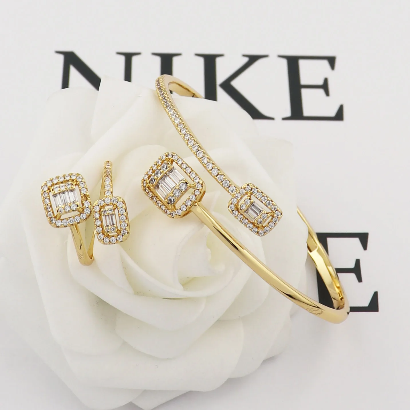 Fashion classic high-quality zircon bracelet with ring jewelry set, Europe Dubai hot jewelry B1462
Fashion classic high-quality zircon bracelet with ring jewelry set, Europe Dubai hot jewelry B1462