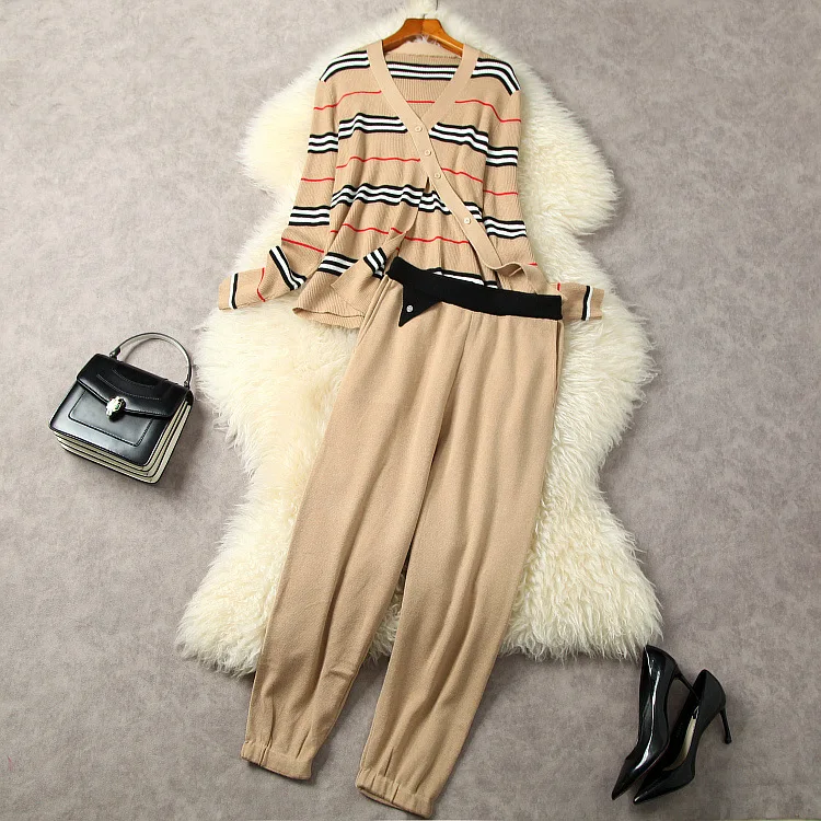 European and American women's wear for winter 2022 Long sleeve V-neck striped sweater Knit bloomers Fashion suit
European and American women's wear for winter 2022 Long sleeve V-neck striped sweater Knit bloomers Fashion suit