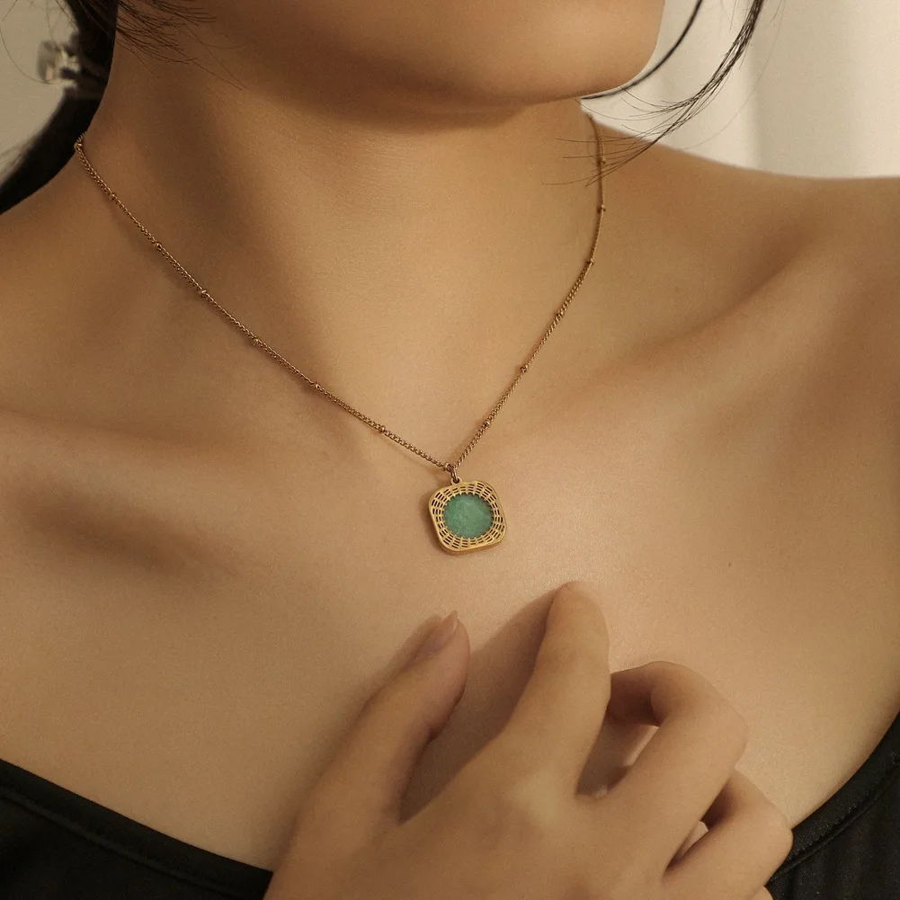 Fashion Simple Gold Stainless Steel Turquoise Compass Square Pendant Personality Geometric Necklace Female Jewelry Party Gift
Fashion Simple Gold Stainless Steel Turquoise Compass Square Pendant Personality Geometric Necklace Female Jewelry Party Gift