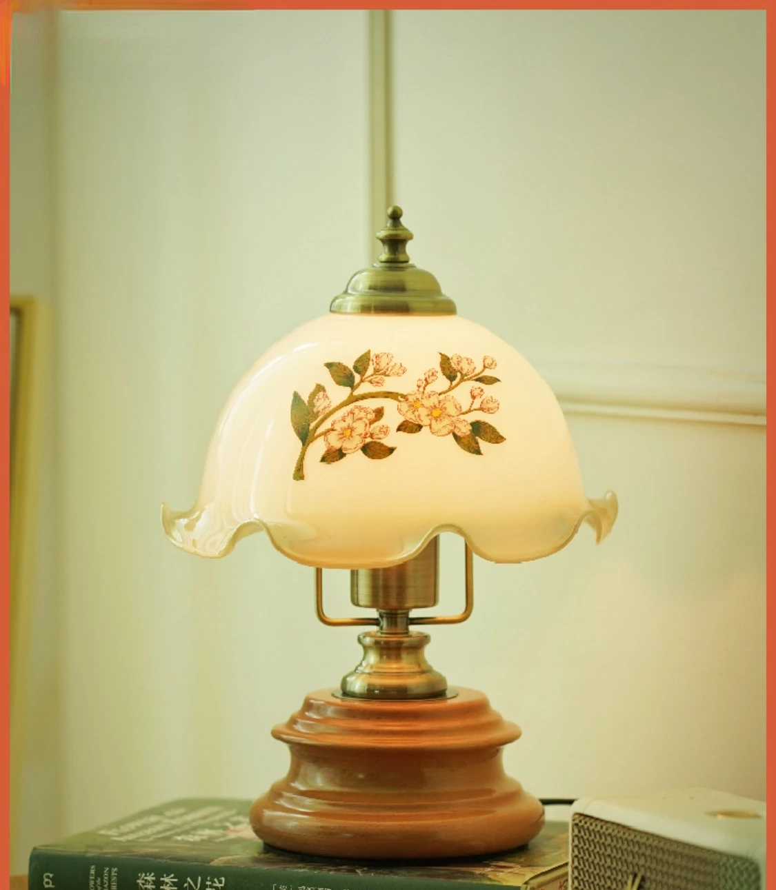 Chinese Bedroom High-End Creative Mid-Ancient Atmosphere Old Shanghai Bedside Lamp American Retro High-End Nordic Small Floor 
Chinese Bedroom High-End Creative Mid-Ancient Atmosphere Old Shanghai Bedside Lamp American Retro High-End Nordic Small Floor