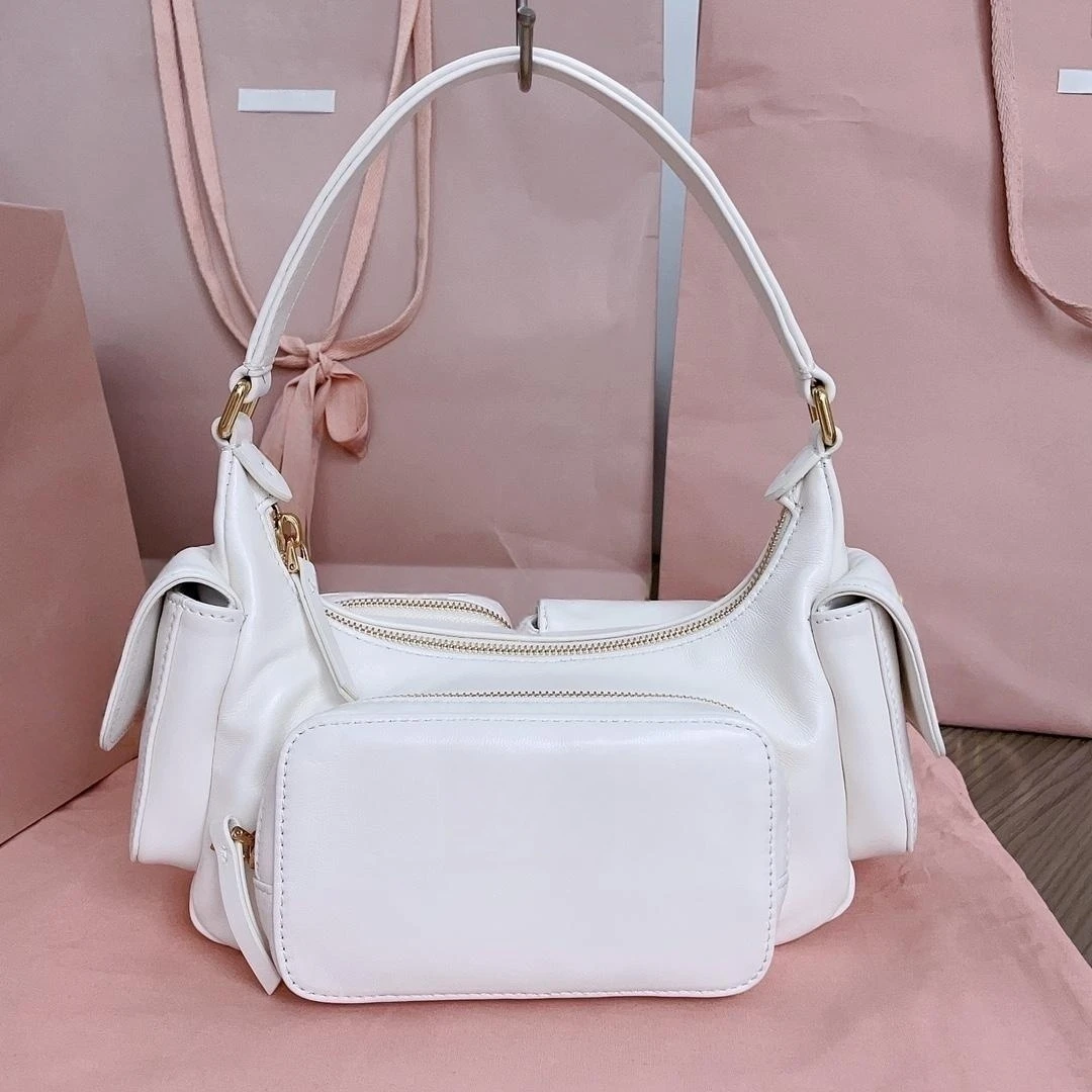 Boutique ladies handbag, made of imported lambskin, soft leather, multi-pocket design, distinctive character
Boutique ladies handbag, made of imported lambskin, soft leather, multi-pocket design, distinctive character