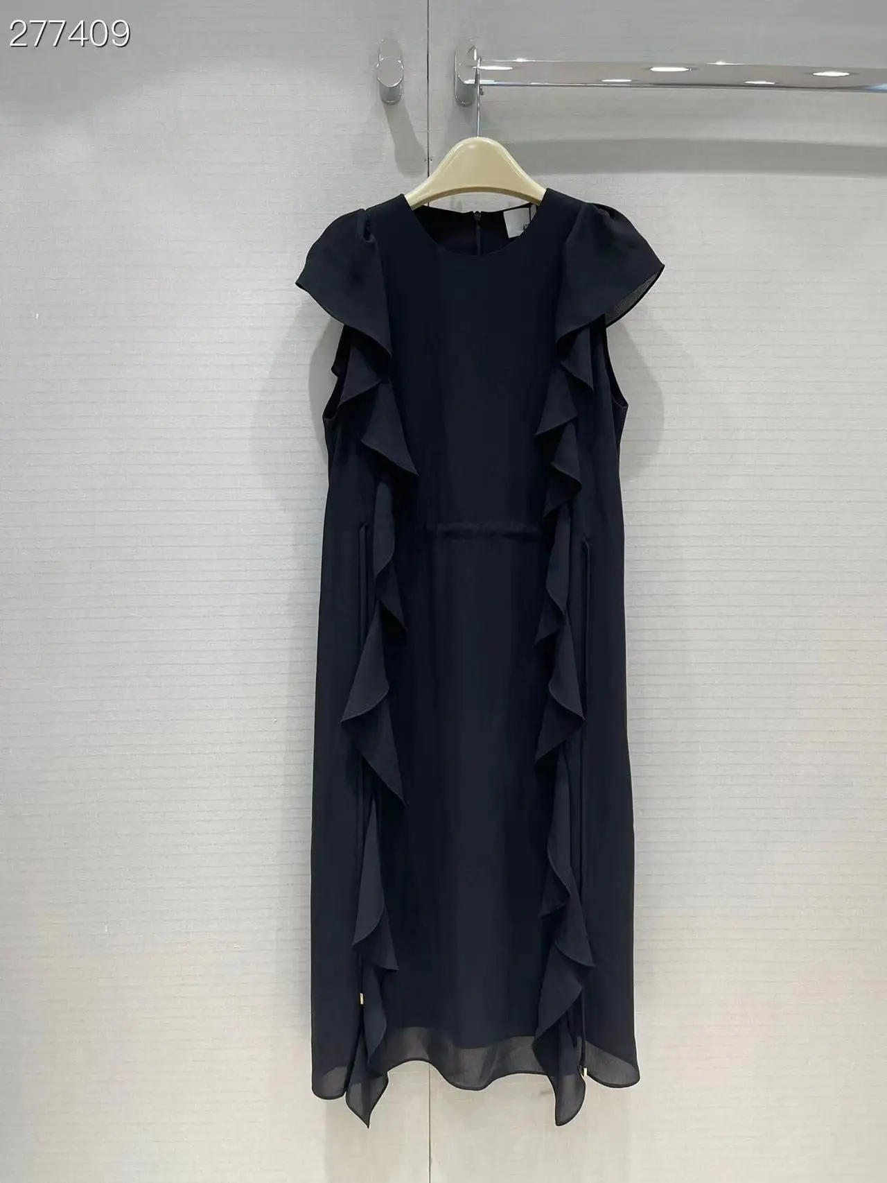 Fashion Runway 2022 Summer Vintage Dress Women Sleeveless Solid Black Ruffles High Quality Elegant Knee-Length Dresses
Fashion Runway 2022 Summer Vintage Dress Women Sleeveless Solid Black Ruffles High Quality Elegant Knee-Length Dresses
