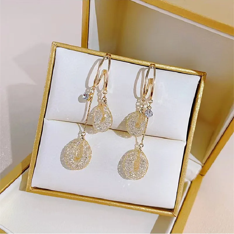S925 Silver Needle Inlaid Diamond Hollow Loop Earrings 2022 New Fashion Temperament Luxury Design Eardrop Earrings Female
S925 Silver Needle Inlaid Diamond Hollow Loop Earrings 2022 New Fashion Temperament Luxury Design Eardrop Earrings Female