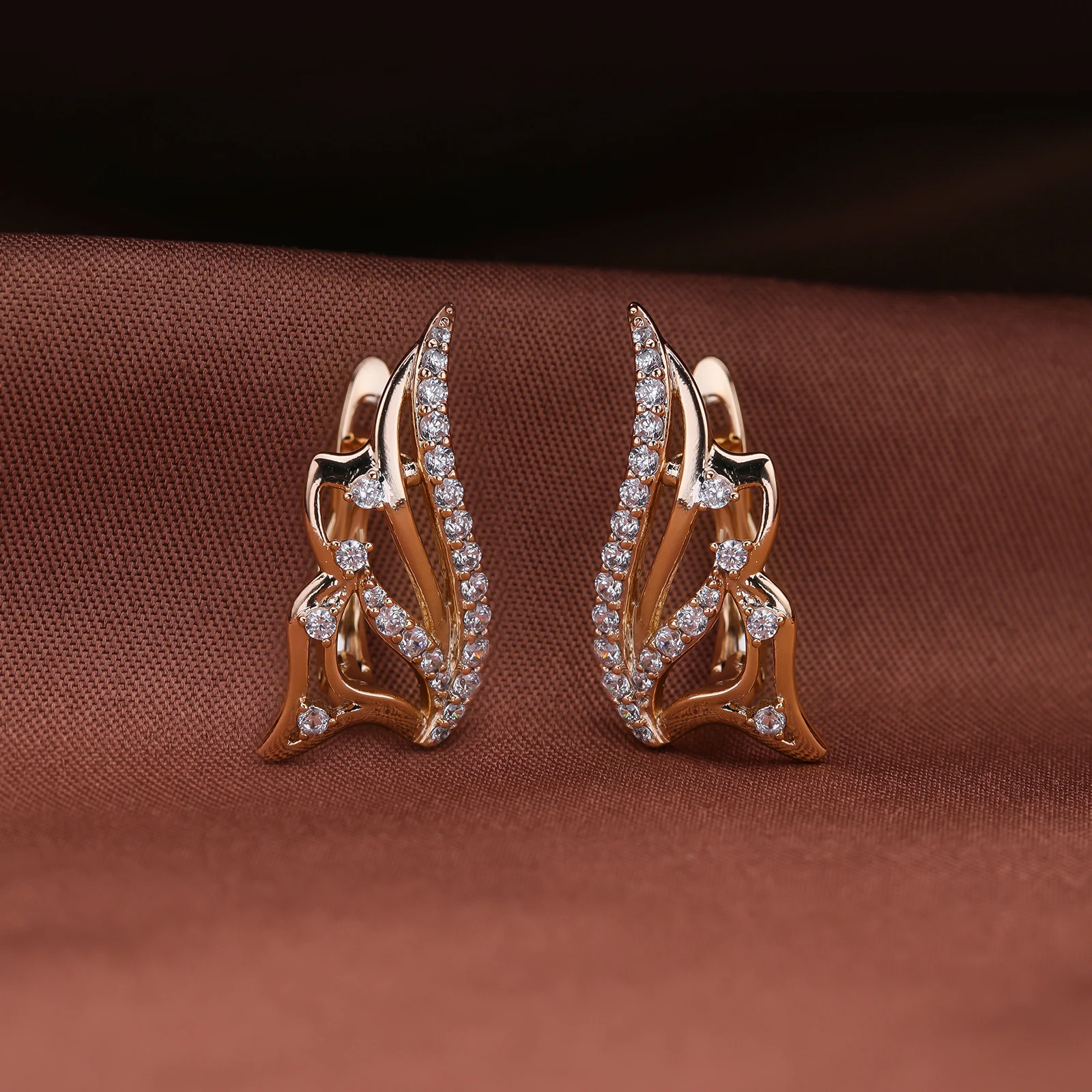 Dckazz Summer New Earrings Cutout Crystal Butterfly Wing Shape 585 Rose Gold Color Dangler for Woman Evening Luxury Accessories
Dckazz Summer New Earrings Cutout Crystal Butterfly Wing Shape 585 Rose Gold Color Dangler for Woman Evening Luxury Accessories