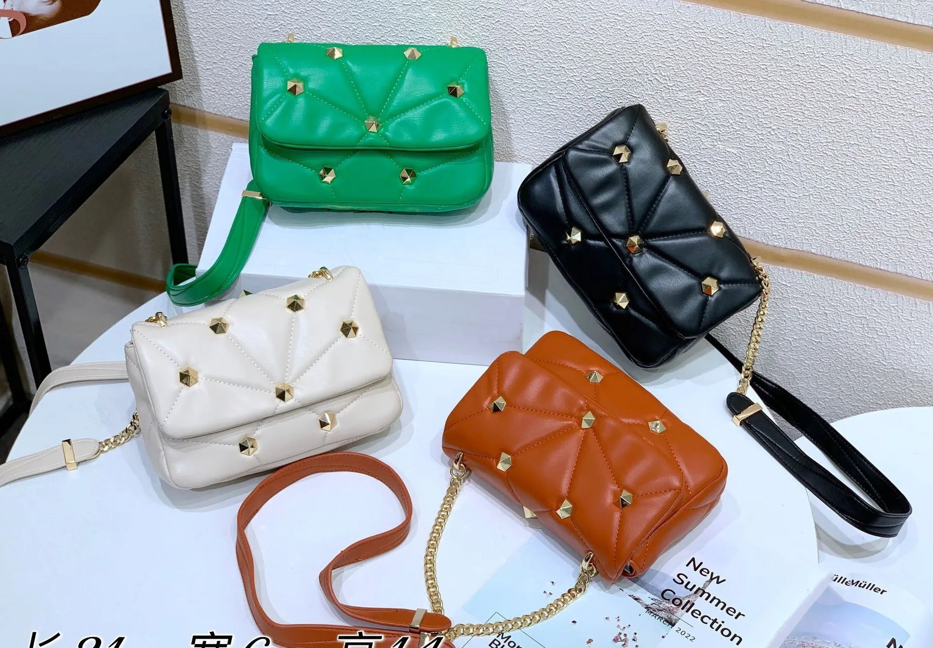 Популярная новинка, модная сумка-мессенджер на плечо с вышивкой в виде грибов, подходящая ко всему женская сумка с простой текстурой
Популярная новинка, модная сумка-мессенджер на плечо с вышивкой в виде грибов, подходящая ко всему женская сумка с простой текстурой