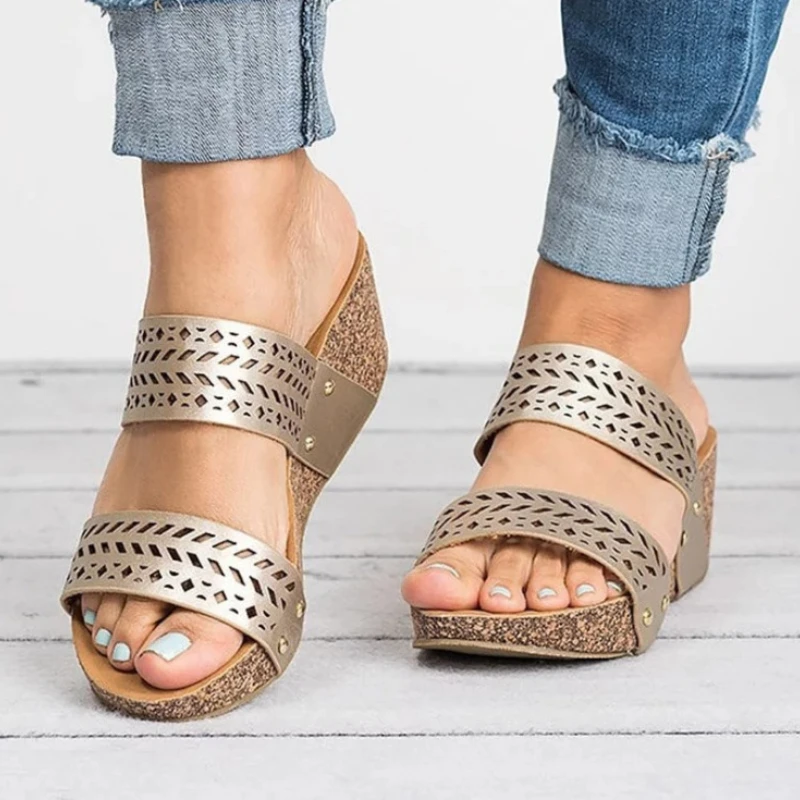 Summer New Wedge High Heel Ladies Sandals 40-43 Large Size Beach Shoes Ladies Outdoor Slippers
Summer New Wedge High Heel Ladies Sandals 40-43 Large Size Beach Shoes Ladies Outdoor Slippers