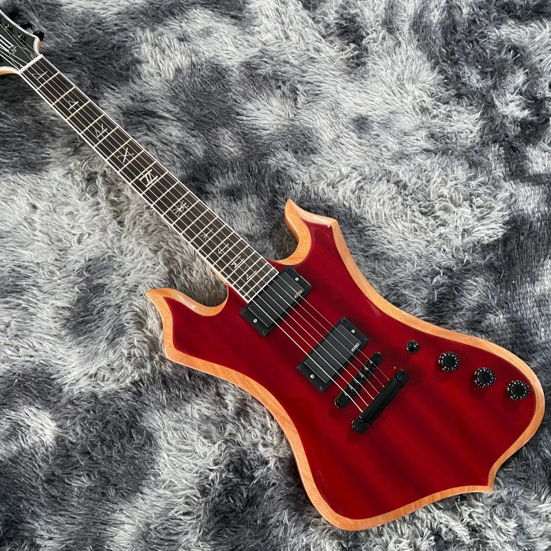 Пользовательский магазин WyldeAudio красная электрическая гитара. Черная фурнитура. Корпус из красного дерева и фингерборд
Пользовательский магазин WyldeAudio красная электрическая гитара. Черная фурнитура. Корпус из красного дерева и фингерборд