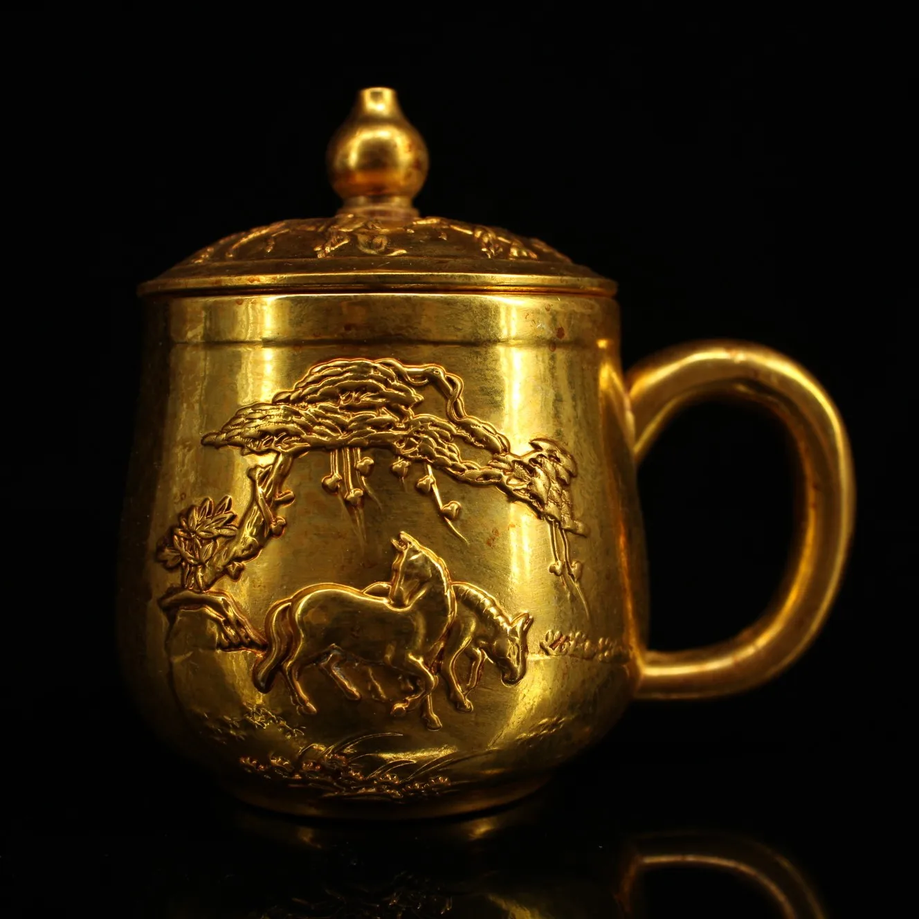 4" Tibetan Temple Collection bronze Gilt relief horse run Fortune Horse cup tea jar water glass Gather fortune Town house
4" Tibetan Temple Collection bronze Gilt relief horse run Fortune Horse cup tea jar water glass Gather fortune Town house