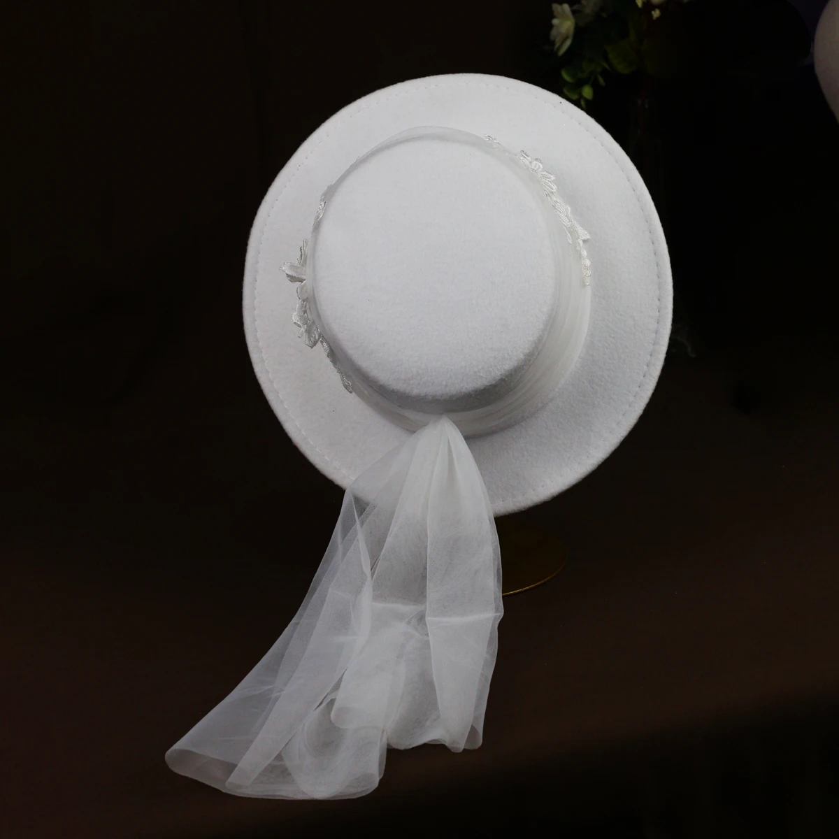 M001 Wedding Bridal Head Accessories Flannel White Flat Hat with Plain Tulle Lace Appliqued Women Banquet Pageant Formal Hat
M001 Wedding Bridal Head Accessories Flannel White Flat Hat with Plain Tulle Lace Appliqued Women Banquet Pageant Formal Hat